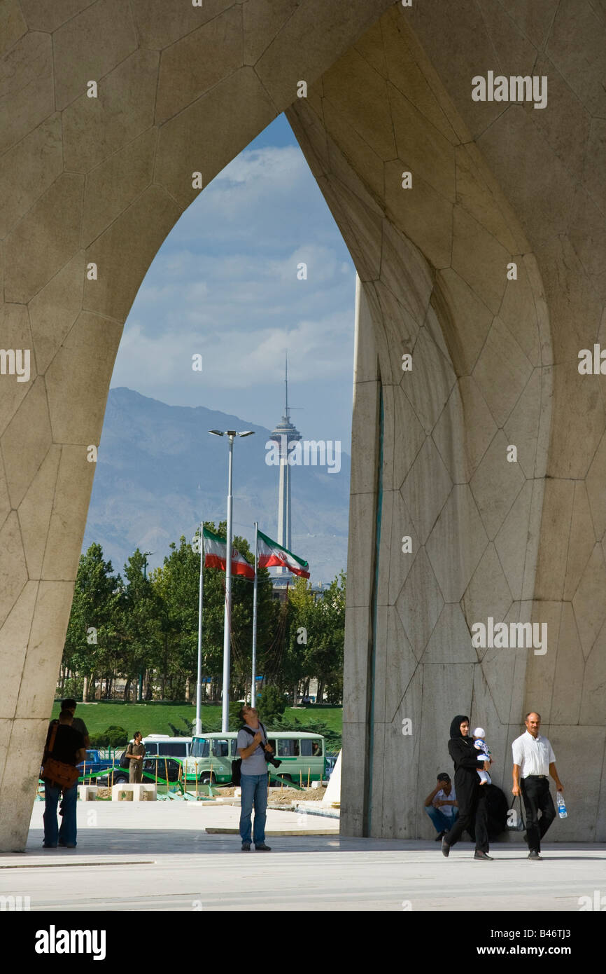 Burj e Milad dietro Azadi o il Monumento alla Libertà a Teheran in Iran Foto Stock