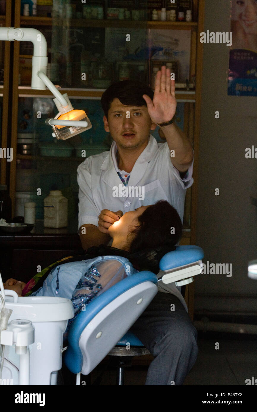 Dentista a Kashgar nella provincia dello Xinjiang Cina Foto Stock