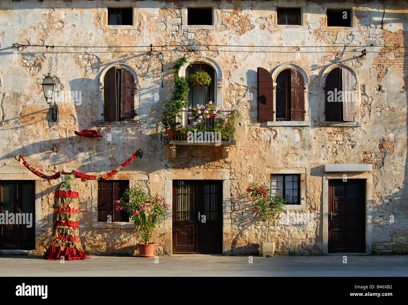 Alterò la facciata della vecchia casa sulla piazza principale della città di Svetvincenat in Istria Croazia Foto Stock