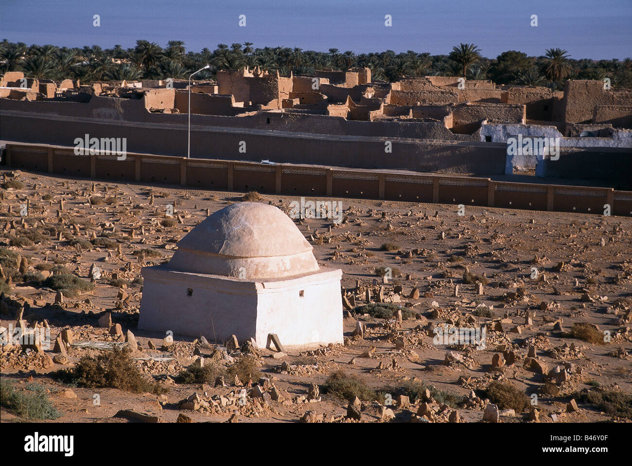 Un vecchio cimitero islamico in Ghadamis un riff città di 10 000 abitanti  in un'oasi nel deserto del Sahara, Libia Foto stock - Alamy