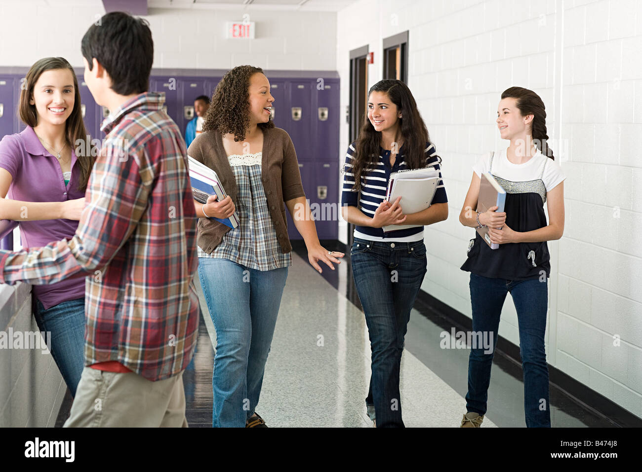 Gli studenti delle scuole superiori a piedi lungo un corridoio Foto Stock