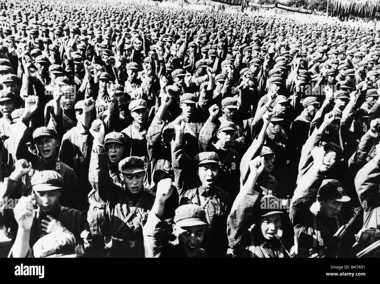 Geografia / viaggio, Cina, politica, soldati cinesi durante una manifestazione anti-americana a Pechino, fine luglio 1966, Foto Stock