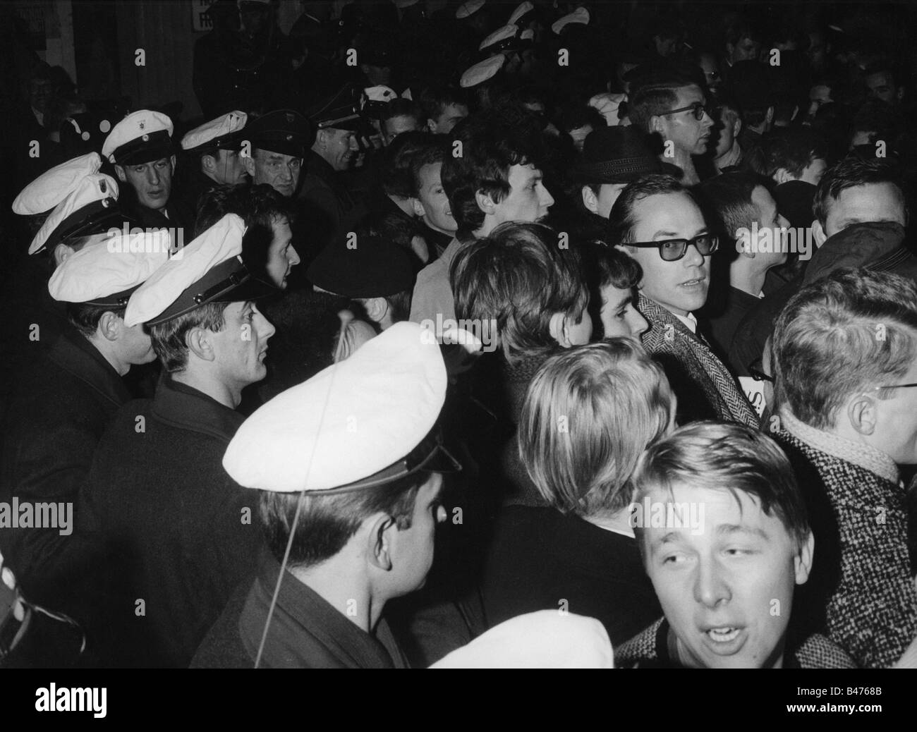 Geografia/viaggio, Germania, politica, dimostrazioni, dimostrazione degli alunni di Monaco contro il partito NPD, fuori dal Circus Krone, Monaco di Baviera, 18.11.1966, Foto Stock