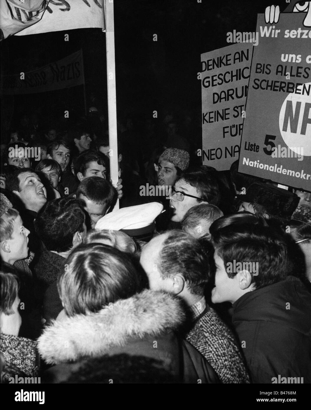 Geografia/viaggio, Germania, politica, dimostrazioni, dimostrazione degli alunni di Monaco contro il partito NPD, fuori dal Circus Krone, Monaco di Baviera, 18.11.1966, Foto Stock
