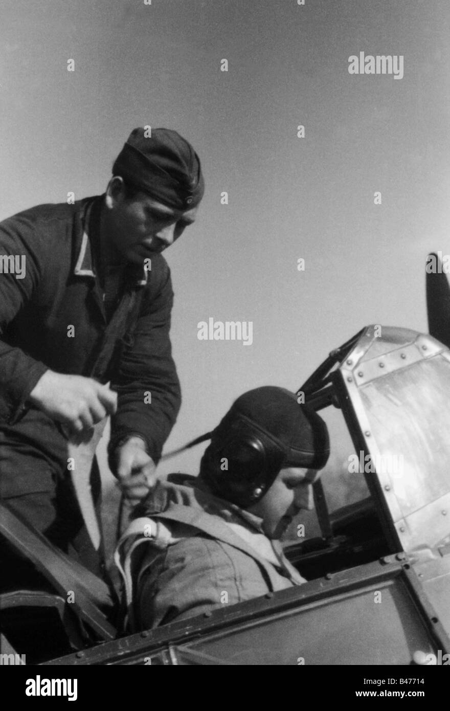Eventi, Seconda guerra mondiale / seconda guerra mondiale, guerra aerea, persone, una Luftwaffe Oberleutnant (primo tenente) nell'abitacolo del suo combattente pesante, in preparazione per il decollo, fronte orientale, ottobre 1941, Foto Stock