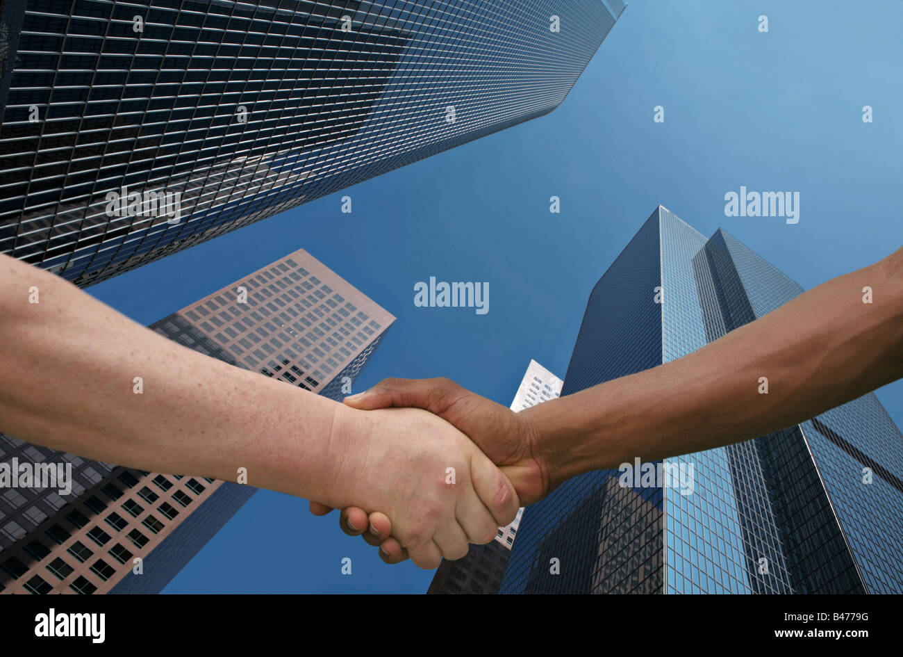 Due uomini di diverse etnie si stringono la mano in accordo Foto Stock