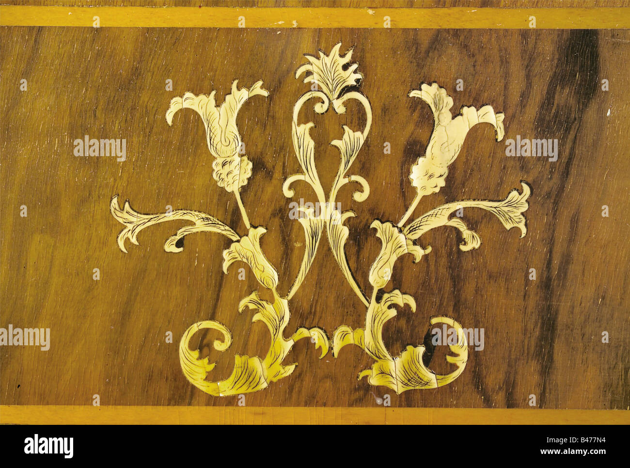 Un armadio-su supporto, Brunswick, seconda metà del XIX secolo, Noce con ricco di intarsi in avorio, la parte anteriore è supportato da gambe balustered, la parte posteriore è solidale un parete posteriore. A forma di scatola, sportello unico corpo con un cassetto. Parte superiore sporgente di stampaggio, con un inset 'W' per il Duca Wilhelm (regnò 1830 - 1884) nel frontone di seguito. Vi è una vittoria sulla porta oltre i trofei e una femmina di angelo. Vari ripiani all'interno rivestito in oro stampata della carta oleata. Un'etichetta di spedizione viene incollato sul retro indicante "Braunschweig'. Dimensioni 196 x 90 x 45 cm. Viene fornito con un o, artista del diritto d'autore non deve essere cancellata Foto Stock