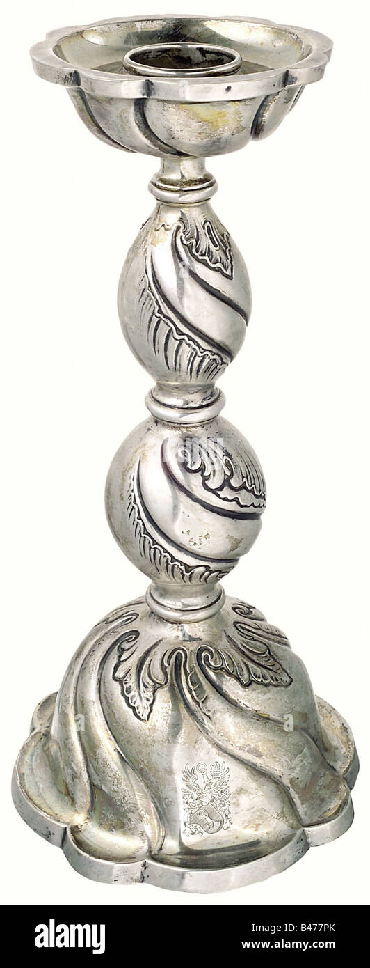 Hermann Göring, un candelabro d'argento in stile barocco, base a campana Svasata, fusto diviso da tre anelli e decorato con fogliame in rilievo, grande bacino di gocciolamento. Sul lato di visualizzazione i bracci personali incisi di Göring. Marchio d'argento '830' e marchio del maestro. Altezza 35 cm. Peso 648 g. Hermann Göring possedeva un'intera selezione di questi candelabri, molti dei quali gli venivano presentati regolarmente nei suoi compleanni, e poi portavano la data corrispondente del 12 gennaio. Provenienza: 'Ehemaliger Besitz von Hermann Göring im Namen und für Rechnung des Freist, Foto Stock