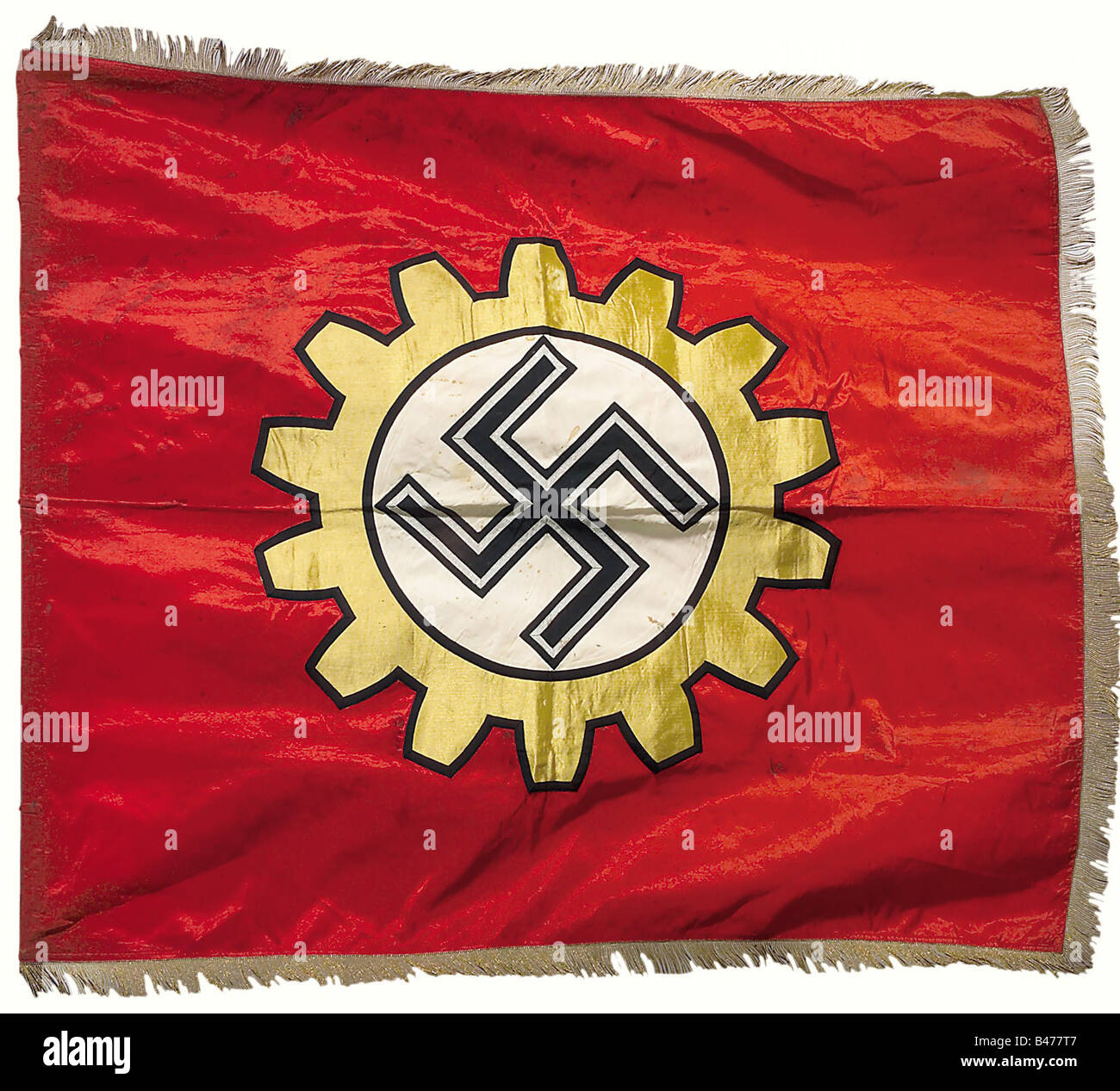 Una bandiera per una fabbrica di modelli DAF (German Labor Front), una bandiera di seta rossa con frangia dorata su tre bordi e un emblema DAF cucito su entrambi i lati, il dispositivo ruota dentata di broccato d'oro, all'interno del quale su un terreno bianco una swastika nera in piedi con bordatura intrecciata d'argento. Dimensioni 120 x 135 cm. Leggermente sporco, gli anelli di attaccamento abscised. Storico, storico, 1930s, 1930s, 20th secolo, German Labor Front, German Labor Front, Germany, NS, National Socialism, Nazism, Third Reich, German Reich, organizzazione, organizzazione, organizzazioni, organizzazioni, oggetto, obiettivo, Foto Stock