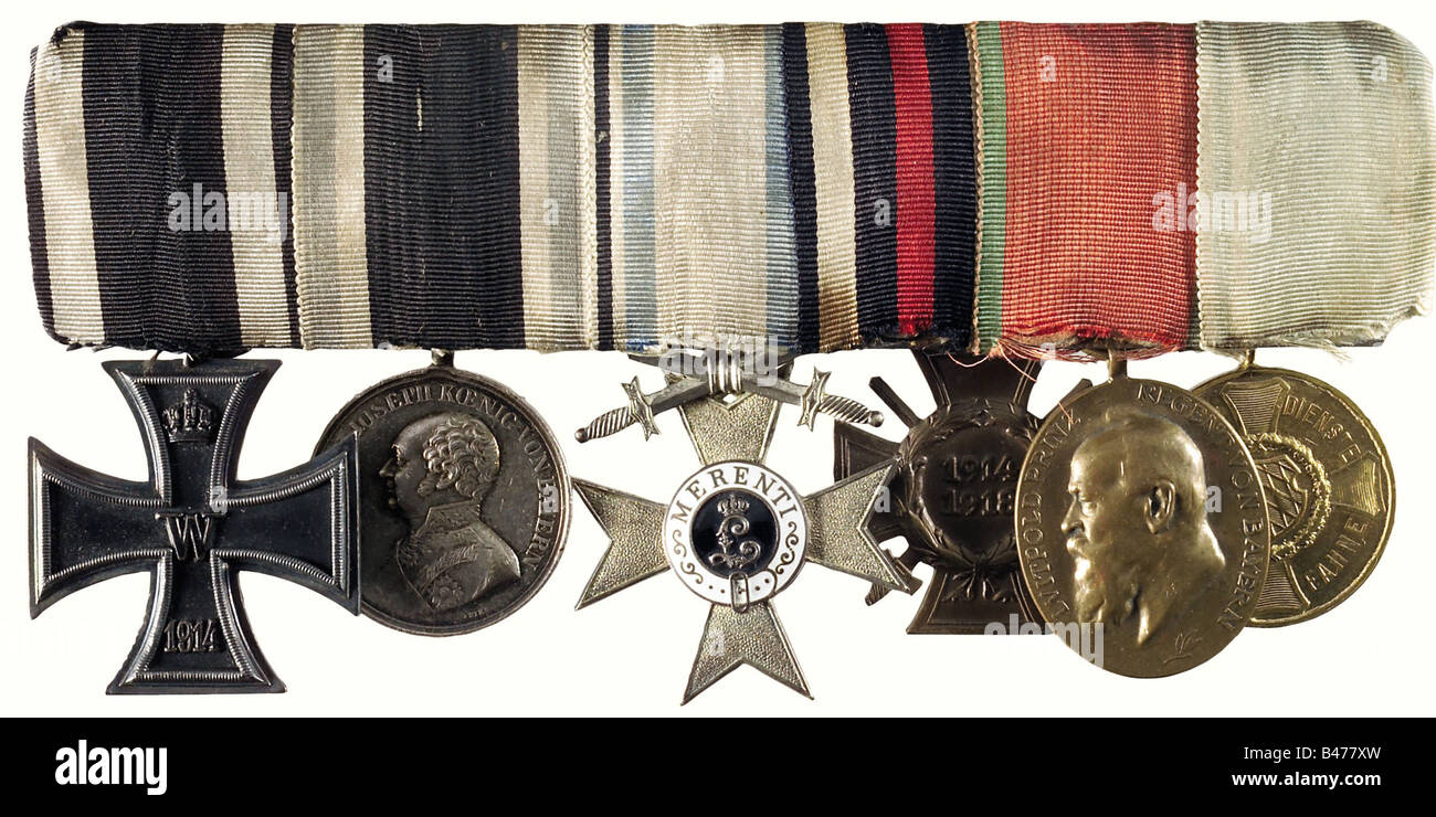 Una medaglia bar bavarese, del sergente Karl Spahn. Medaglia bar sei pezzi: Croce di ferro 2nd Classe del 1914. Medaglia militare di merito (medaglia di bravura) in argento, il cutter Ries (OEK 492). Bavaria, Military Merit Cross, classe 2nd con spade, forma 3rd, argentato, parzialmente smaltato (OEK 430). Croce D'Onore per I Combattenti. Baviera, Medaglia Del Giubileo Dell'Esercito Luitpold In Bronzo (Oek 517). 12 Anni Di Long Service Award (Oek 531). Il premio per la Croce militare Merit in Argento il 5 dicembre 1917, incluso è il documento che descrive l'atto di coraggio. Entrambi i documenti con strappo iniziale, Foto Stock