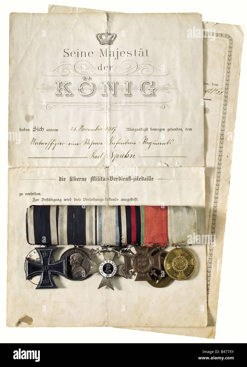 Una medaglia bar bavarese, del sergente Karl Spahn. Medaglia bar sei pezzi: Croce di ferro 2nd Classe del 1914. Medaglia militare di merito (medaglia di bravura) in argento, il cutter Ries (OEK 492). Bavaria, Military Merit Cross, classe 2nd con spade, forma 3rd, argentato, parzialmente smaltato (OEK 430). Croce D'Onore per I Combattenti. Baviera, Medaglia Del Giubileo Dell'Esercito Luitpold In Bronzo (Oek 517). 12 Anni Di Long Service Award (Oek 531). Il premio per la Croce militare Merit in Argento il 5 dicembre 1917, incluso è il documento che descrive l'atto di coraggio. Entrambi i documenti con strappo iniziale, Foto Stock
