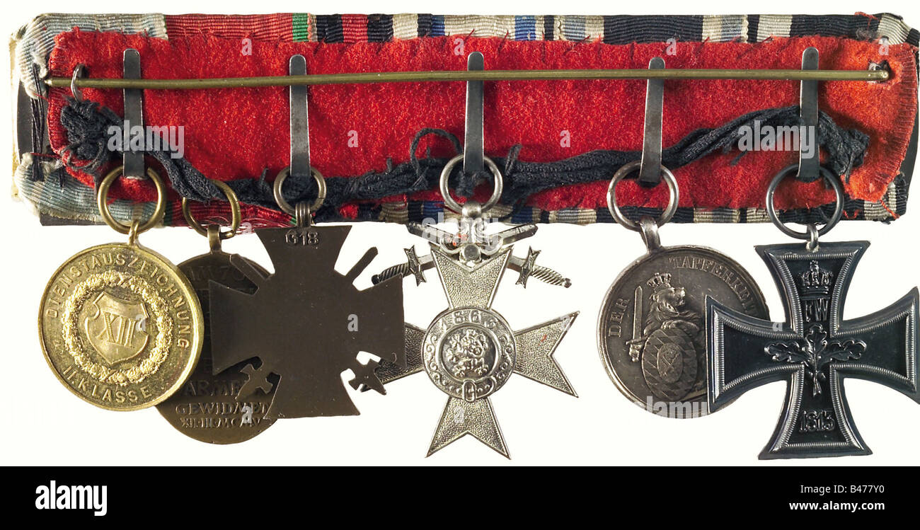 Una medaglia bar bavarese, del sergente Karl Spahn. Medaglia bar sei pezzi: Croce di ferro 2nd Classe del 1914. Medaglia militare di merito (medaglia di bravura) in argento, il cutter Ries (OEK 492). Bavaria, Military Merit Cross, classe 2nd con spade, forma 3rd, argentato, parzialmente smaltato (OEK 430). Croce D'Onore per I Combattenti. Baviera, Medaglia Del Giubileo Dell'Esercito Luitpold In Bronzo (Oek 517). 12 Anni Di Long Service Award (Oek 531). Il premio per la Croce militare Merit in Argento il 5 dicembre 1917, incluso è il documento che descrive l'atto di coraggio. Entrambi i documenti con strappo iniziale, Foto Stock