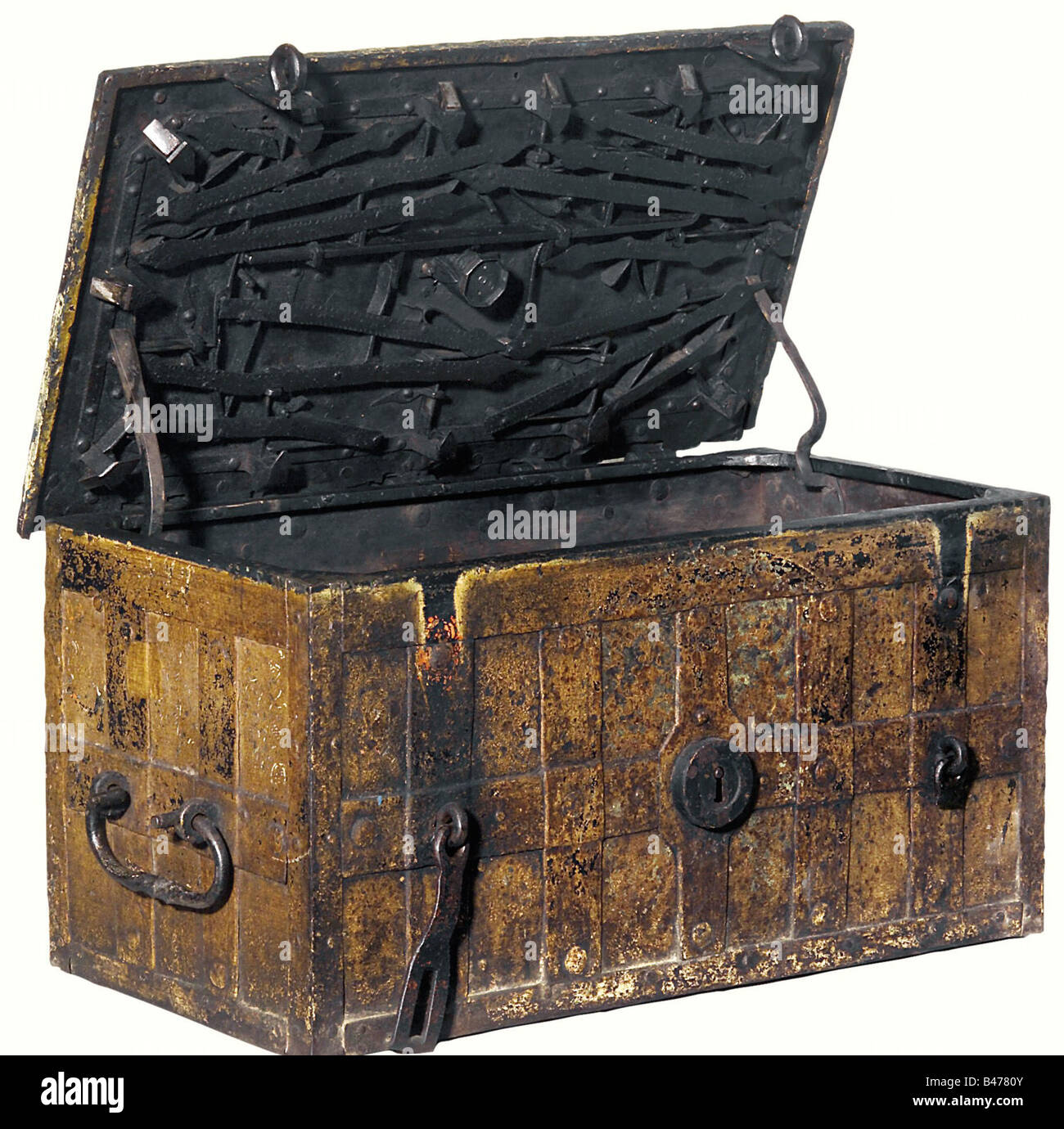 Una grande cassaforte tedesca, metà 17th secolo. La cassa rettangolare in  ferro montata con fasce, il coperchio incernierato con serratura centrale e  la bocchetta mobile, la serratura con corsia intricata, la chiave