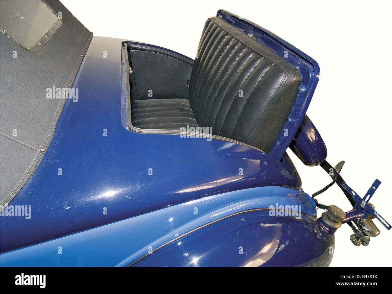 Ford 48 Club Cabriolet, USA., Ford modello 1936, 2 porte, 2 + 2 sedili (sedili ausiliari), motore 3620 ccm (221 pollici cubi), motore V8 witz 90 CV (85 CV), cambio manuale a 3 marce, impianto elettrico originale a 6 volt. Due colori blu finitura / blu scuro, nero capote, originale rivestimento dei sedili in pelle, una radio via cavo del 1948. Completamente e professionalmente restaurato con parti esclusivamente originali (per questi modelli è ancora disponibile una buona disponibilità di ricambi). Chilometraggio dopo il ripristino 6800 km - lunga distanza. Documento di immatricolazione tedesco del veicolo e, Foto Stock