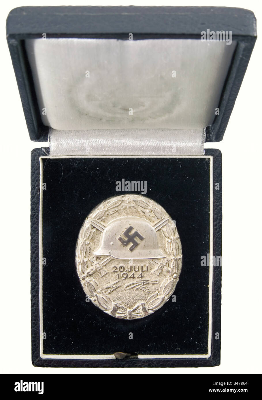 Un distintivo Di Ferita '20 luglio 1944' in Argento., come nuovo nel caso di presentazione originale. Argento massiccio, parzialmente lucido. Contrassegnato 'L/12' sul retro per C.E. Juncker, Berlino e il marchio d'argento '800'. 44,43 x 37,22 mm. Peso 38,96 grammi (OEK 3848). Originale custodia di presentazione nera, rivestita in velluto nero e seta bianca, accessori magnetici, manca la chiusura. Estremamente raro, un originale non è mai stato offerto per la vendita. Ci sono stati solo 23 premi a tutti e tre i livelli, oro, argento e nero. È certo che due di questi sono stati assegnati al Th, Foto Stock