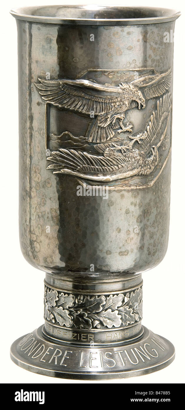 Sergente Hans-Karl Kiefer, cannoniere e osservatore in uno squadrone di combattimento. Una coppa trofeo per prestazioni eccezionali nel combattimento aereo dopo il 1941. Versione in nichel-argento con placcatura in argento fine, contrassegnata con 'Joh. Wagner & Sohn.' sul fondo. L'anello di iscrizione è inciso 'Unteroffizier Hans-Karl Kiefer am 7.5.42.' (sergente Hans Karl Kiefer il 7 maggio '42) la placcatura in argento è offuscata (OEK 4025). Insegne di osservatori, versione in metallo non ferroso argentato e patinato. Il lato opposto ha il pin a filo appuntito e il marchio del costruttore storico, storico, 1, Foto Stock