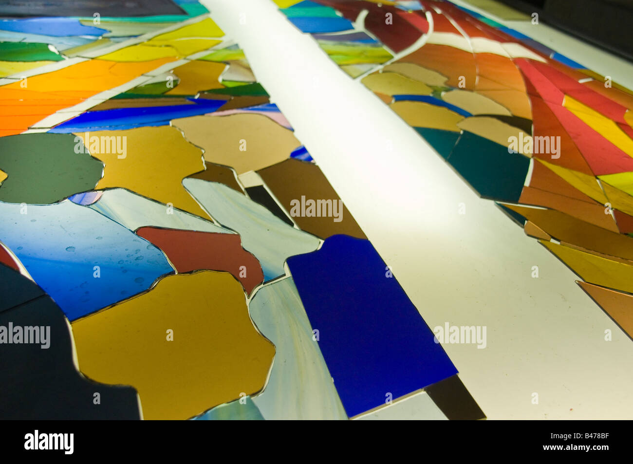 Nuova finestra di vetro colorato in costruzione - pannelli di vetro sono state tagliate a misura e disposte in posizione Foto Stock