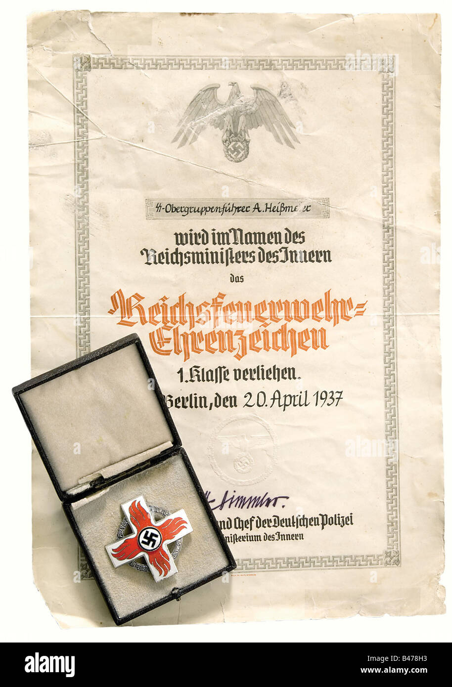 Un distintivo Fire Brigade Honor Badge 1st Classe., croce Con punta Leggermente bombata con ago a vita, metallo non ferroso, smaltato e argentato, in una finta pelle marrone (nastro di fissaggio strappato). Diametro 58 mm. Incluso è il grande documento premio (danneggiato) a SS-Obergruppenführer agosto Heißmeyer del 20 aprile 1937 con sigillo cieco-timbrato e facsimile(?) firma Himmler. August Heißmeyer, nato l'11 gennaio 1897, è stato un tenente nel 1916, membro del corpo libero 1919, comandante SA nel Göttingen 1925, che recitava galleiter di Hannover nel 1928 e SS-Sturmführer nel 1931. In, Foto Stock
