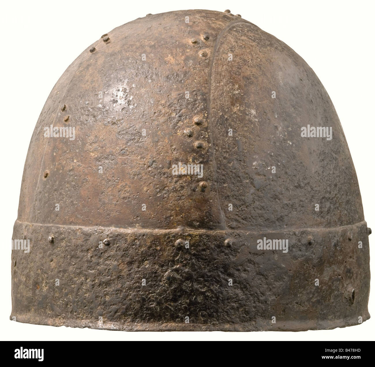 Un casco in ferro battuto, Europa centrale, Periodo di migrazione, 5th/6th secoli A.D. il cranio ha lavorato in tre pezzi con rivetti disposti in gruppi di tre. Sulla superficie superiore del cranio è presente un'area danneggiata di circa 2 cm di larghezza. Attorno al bordo inferiore scorre una fascia rivettata larga circa 5 cm. Fori sui lati per le cinghie o guanciali mancanti. Pulizia della scoperta degli scavi in ottime condizioni. Ci sono due piccoli restauri sul bordo sul lato. Altezza 16,5 cm. Storico, storico, antico mondo, armi difensive, armi, armi, armi, braccio, fi, Foto Stock