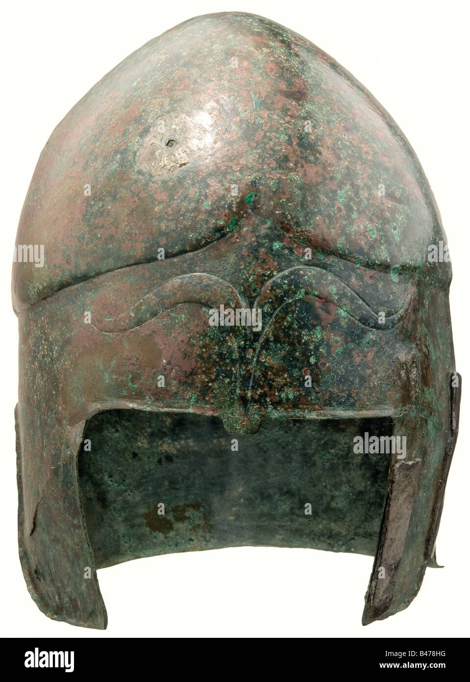 Un casco calcidiano, Tracia/Grecia settentrionale, 2nd metà 5th - 4th secolo a.C. Bronzo con patina verdastra. Casco alto forgiato in un unico pezzo con la calotta sulla parte superiore. Sul lato sinistro della fronte è presente un foro quadrato con residui di saldatura per il pennacchio di piume mancante. Apertura del viso con sopracciglia in rilievo. Guancia angolare sui lati. La guancia destra ha una vecchia riparazione sotto forma di due fascette di rinforzo saldate su di essa. Aperture circolari per le orecchie. Protezione per collo dritta con bordo corto piegato. Altezza 21 cm. Casco raro in buone condizioni. Restauri in t, Foto Stock