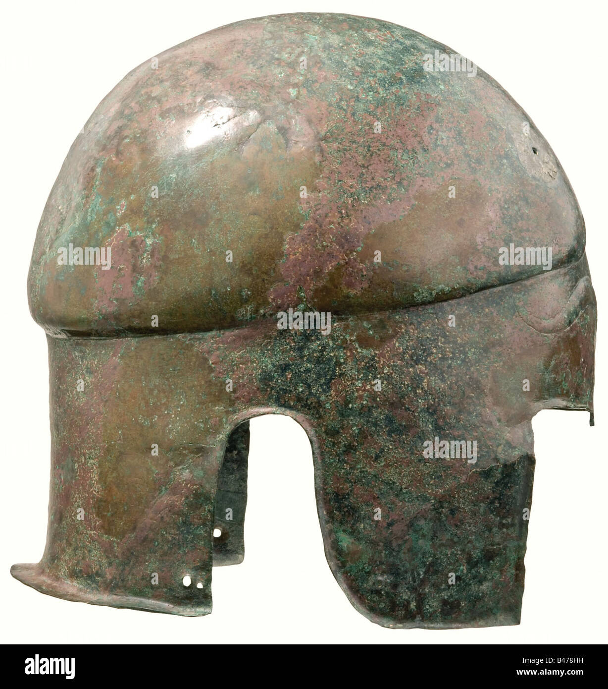 Un casco calcidiano, Tracia/Grecia settentrionale, 2nd metà 5th - 4th secolo a.C. Bronzo con patina verdastra. Casco alto forgiato in un unico pezzo con la calotta sulla parte superiore. Sul lato sinistro della fronte è presente un foro quadrato con residui di saldatura per il pennacchio di piume mancante. Apertura del viso con sopracciglia in rilievo. Guancia angolare sui lati. La guancia destra ha una vecchia riparazione sotto forma di due fascette di rinforzo saldate su di essa. Aperture circolari per le orecchie. Protezione per collo dritta con bordo corto piegato. Altezza 21 cm. Casco raro in buone condizioni. Restauri in t, Foto Stock