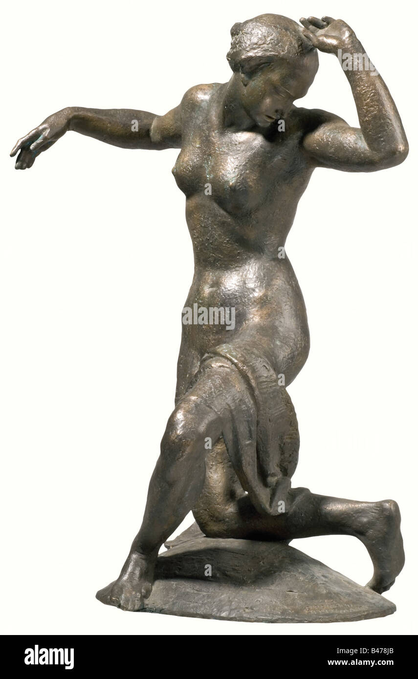 Ferdinand Liebermann (1883 - 1941) - Donna ballerina., scultura in bronzo. Zoccolo firmato sul lato anteriore destro con 'Ferdinand Liebermann". Altezza 70 cm. Liebermann ha creato questa figura per Hitler e lo ha dato a lui come un regalo di natale in 1939 per le molte commissioni (pubbliche e private) ha ricevuto su per ordine di Hitler. Hitler è detto di avere apprezzato questa scultura molto a causa della sua particolare simpatia per belle arti, persone, 1910S, 1930S, 1930s, ventesimo secolo ventesimo secolo, belle arti, arte, NS, il socialismo nazionale, il nazismo, il terzo Reich, Reich tedesco, germe, artista del diritto d'autore non deve essere cancellata Foto Stock