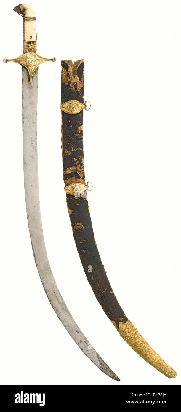 Uno sciamshir oro montato, Oman/Arabia Saudita, 19th secolo. Una lama larga, pesante, a singolo bordo di acciaio annacquato. Su entrambi i lati dei quillons sono incisi dei tocchi di script. Il telaio di presa è fissato con filigrana (incompleto), e ha intrecciato il filo di avvolgimento e due scale rivettate di presa di avorio elefante. Manca il cappuccio del pomo. Lo scabbard in legno è avvolto in pelle con raffinati ornamenti di corda posati sotto e ha mobili d'oro decorati en suite. Lo scabbard è danneggiato in bocca, la pelle manca in luoghi, i mobili un po 'ammaccati, o cra, Foto Stock