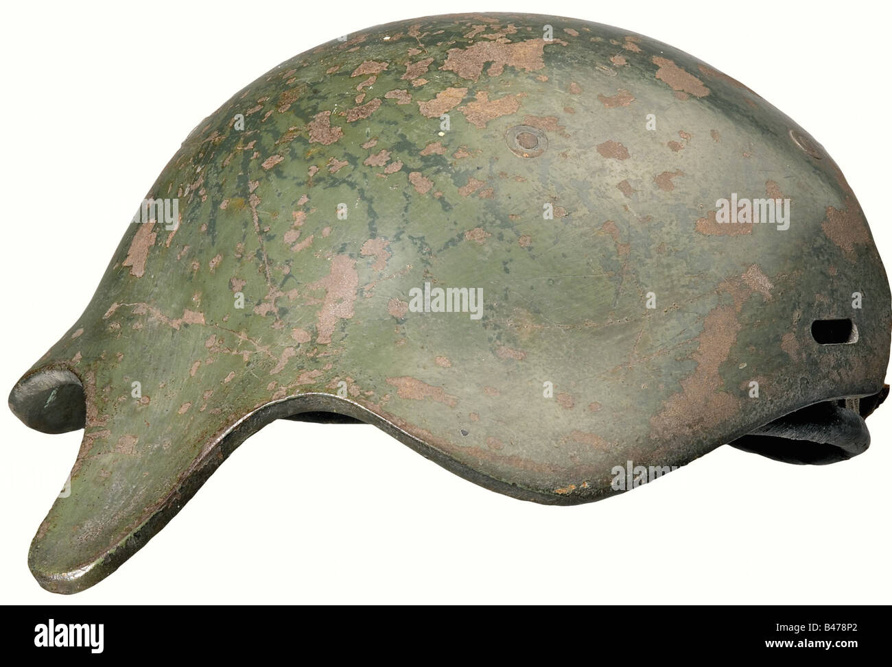 Un casco protettivo dal distacco dell'esercito 'Gaede', 1915. copriscarello in lamiera d'acciaio dello spessore di 0,6 cm con aperture per gli occhi corte e curve nasali. Vernice verde graffiata con segni di età, con quattro viti che fissano un panno e rivestimento interno in pelle con rivestimento in pelle. Le cinghie con fibbia consentono di regolare la dimensione della testa. Caschi di questo tipo sono stati fatti in piccoli numeri al deposito di artiglieria di Mühlhausen e sono rappresentativi dei precursori del casco di acciaio della Prima guerra mondiale. Storico, storico, 1910s, 20th secolo, Prima guerra mondiale / WWI, guerra mondiale, guerre mondiali, militarismo, Foto Stock