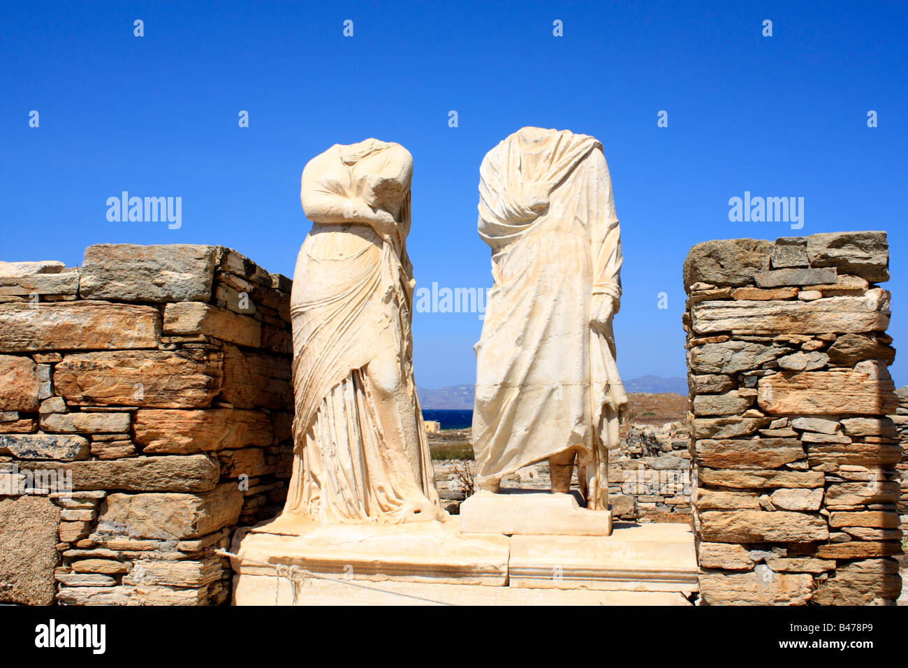 Statue in marmo di due donne Delos isola cicladi grecia Foto Stock