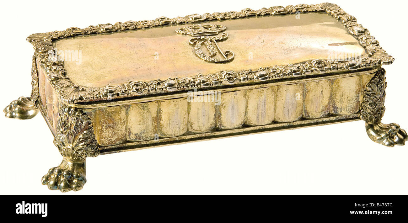 Regina Teresa di Baviera (1792 - 1854) - Un piccolo scrigno Vermeil., Stephan Mayerhofer, Vienna 1830. La forma rettangolare con lati nervati e quattro con fissaggio a vite, a forma di zampa di piedi. Il monogramma " T " sotto la bavarese royal crown è avvitata al centro del coperchio bombato che dispone anche di un fregio di rose in rilievo. L'Austriaco double eagle hallmark, la gioielleria mark 'ST. MAYERHOFER' e la ruota Viennese mark per 15 molto argento dal 1830 sono entrambi all'interno del coperchio e sul fondo. Stephan Mayerhofer, argentiere dopo 1825, fuse la sua argenteria bu, artista del diritto d'autore non deve essere cancellata Foto Stock