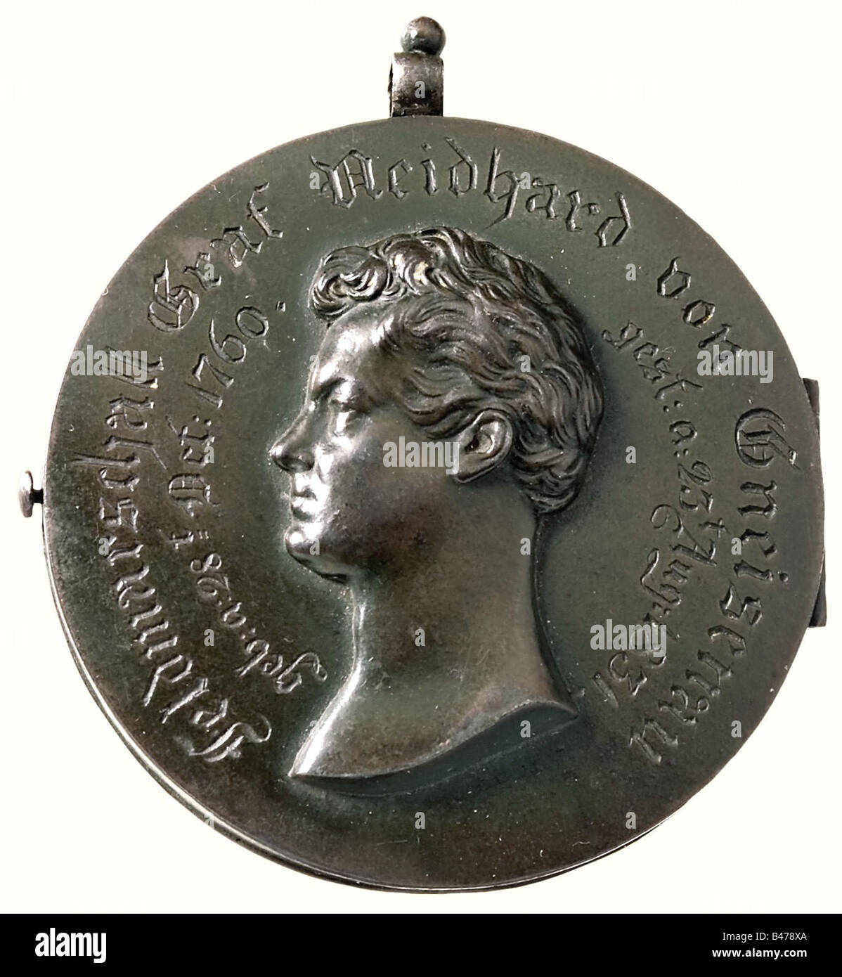 Neidhard Von Gneisenau (1760 - 1831), Maresciallo Di Campo E Riformatore D'Esercito. Un locket in ferro pieghevole, con un ritratto in rilievo della testa di Gneisenau sul davanti, con le date della sua nascita e morte. C'è una croce di ferro in una corona di alloro in rilievo sul retro. All'interno è una ciocca di capelli biondi, presumibilmente Gneisenau, cucita su un pezzo di seta azzurro. Il locket ha la patina verde e un anello di sospensione(?). Diametro 77 mm. Peso 167 grammi. Persone, 19th secolo, Prussia, Prussia, tedesco, Germania, militare, militare, oggetto, oggetti, alambicchi, clippings, Foto Stock