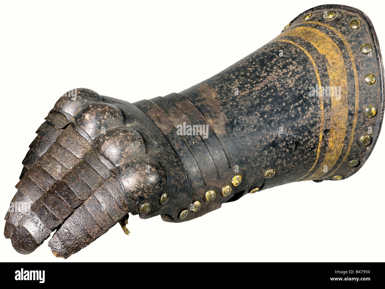 Un guanto, Inghilterra, fine del 16th secolo. Protezione delle dita placcata con piastre originali complete sulla pelle originale. Quattro volte le protezioni per le nocche goffrate, la protezione per il retro della mano scorrevole su cinque lames. Bracciale pesante con bordo rivolto verso il lato inferiore, che sale fino a un punto. L'interno del polso con un gioco scorrevole. Finitura nera con decorazione in oro su resti visibili di finitura oro più vecchia e fine. Il guanto originale in pelle con segni chiari di età è cucito. Lunghezza 33 cm. Guanto di alta qualità in condizioni originali indisturbate. Storico, storico, Foto Stock