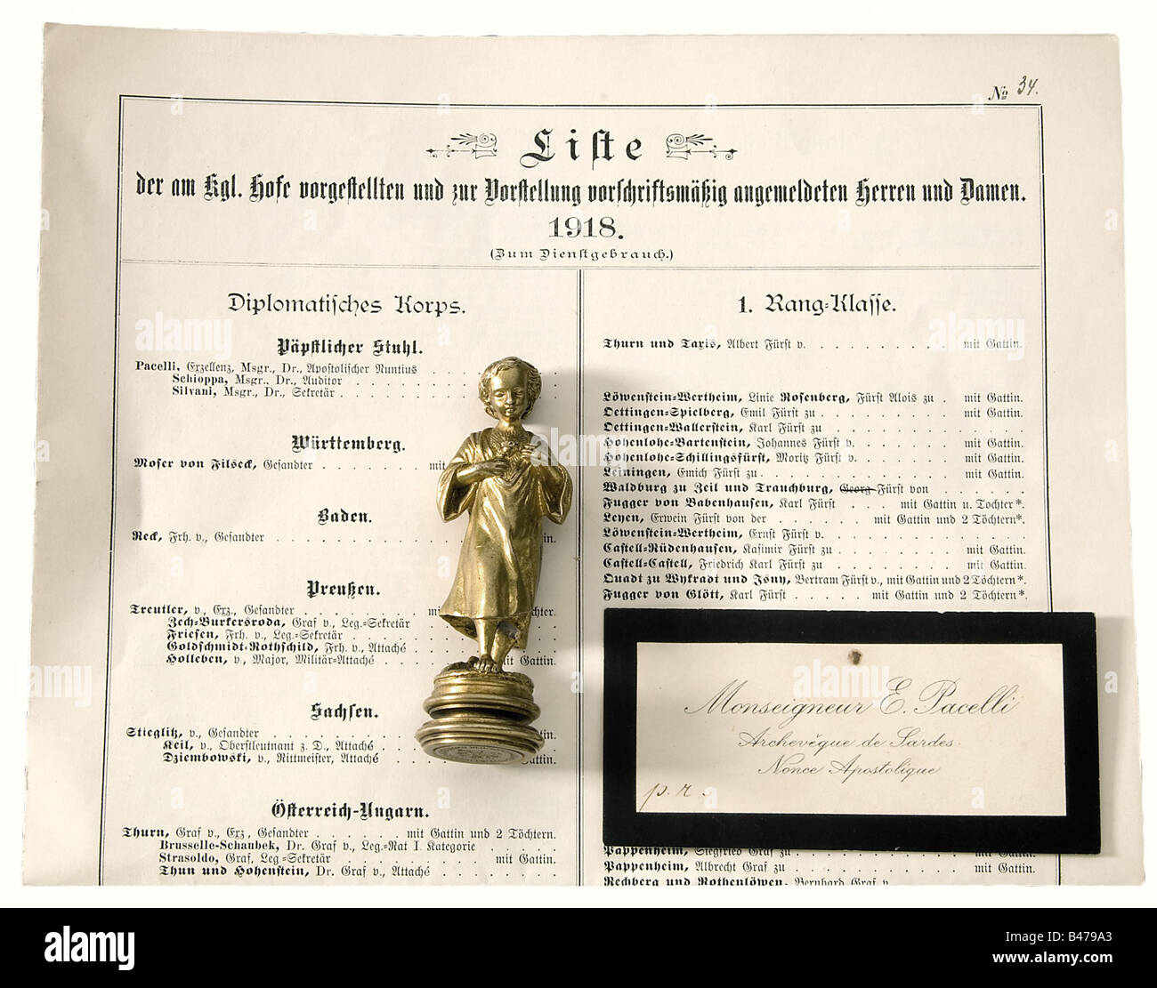 Papa Pio XII - un sigillo personale, come Nunzio Apostolico a Monaco. Il manico in bronzo placcato oro ha la forma di un ragazzo in una camicia lunga, aperta al petto con il cuore di Gesù. La superficie di tenuta in bronzo inavvitabile è incisa con l'emblema della Nunziatur apostolica - la tiara papale sulle chiavi incrociate - e l'iscrizione circostante 'Eugenio Pacelli - Nunziatura Apostolica Monaco'. Altezza 10 cm. Ci sono anche foto di A. Baromini (cardinale?) con autografo, von Lingg (vescovo di Augsburg), un certo numero di biglietti da visita, tra cui tre per 'monsieur E. Pacel, Foto Stock