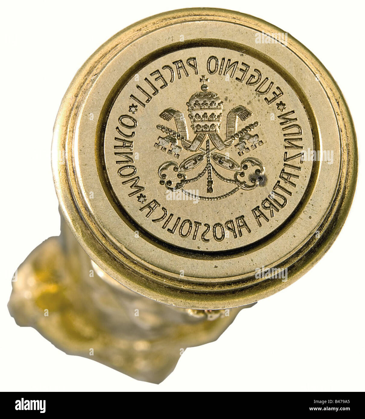 Papa Pio XII - un sigillo personale, come Nunzio Apostolico a Monaco. Il manico in bronzo placcato oro ha la forma di un ragazzo in una camicia lunga, aperta al petto con il cuore di Gesù. La superficie di tenuta in bronzo inavvitabile è incisa con l'emblema della Nunziatur apostolica - la tiara papale sulle chiavi incrociate - e l'iscrizione circostante 'Eugenio Pacelli - Nunziatura Apostolica Monaco'. Altezza 10 cm. Ci sono anche foto di A. Baromini (cardinale?) con autografo, von Lingg (vescovo di Augsburg), un certo numero di biglietti da visita, tra cui tre per 'monsieur E. Pacel, Foto Stock