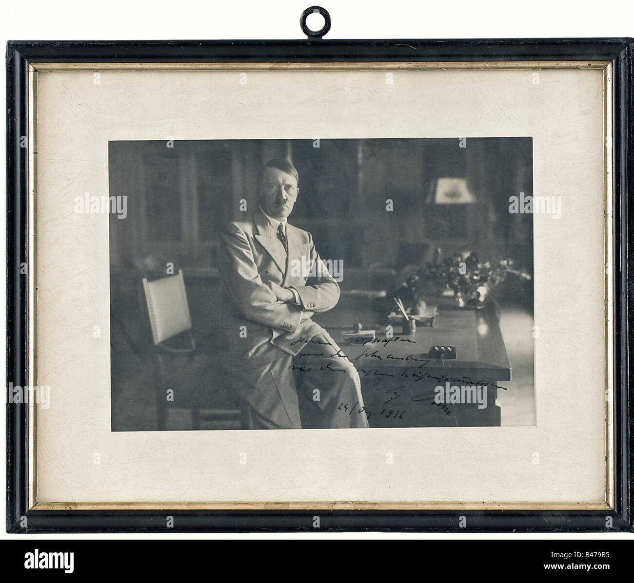 Conte Friedrich-Werner von der Schulenburg - una presentazione fotografia di Hitler, Natale 1936., UNA fotografia ritratto di Hitler in un vestito grigio chiaro a doppio albero con una dedica nella sua propria scrittura a mano in inchiostro scuro, 'Herrn Botschafter von der Schulenburg mit den besten Wiehnachtswünschen - Adolf Hitler 24 / Dez. 1936' (all'Ambasciatore von der Schulenburg Con I Migliori Auguri di Natale - Adolf Hitler 24 dicembre 1936). Incorniciato sotto il vetro. Dimensioni incorniciate 33 x 42 cm. Persone, 1930s, 20th secolo, diplomazia, organizzazione, organizzazione, organizzazioni, organizzazioni, , Foto Stock