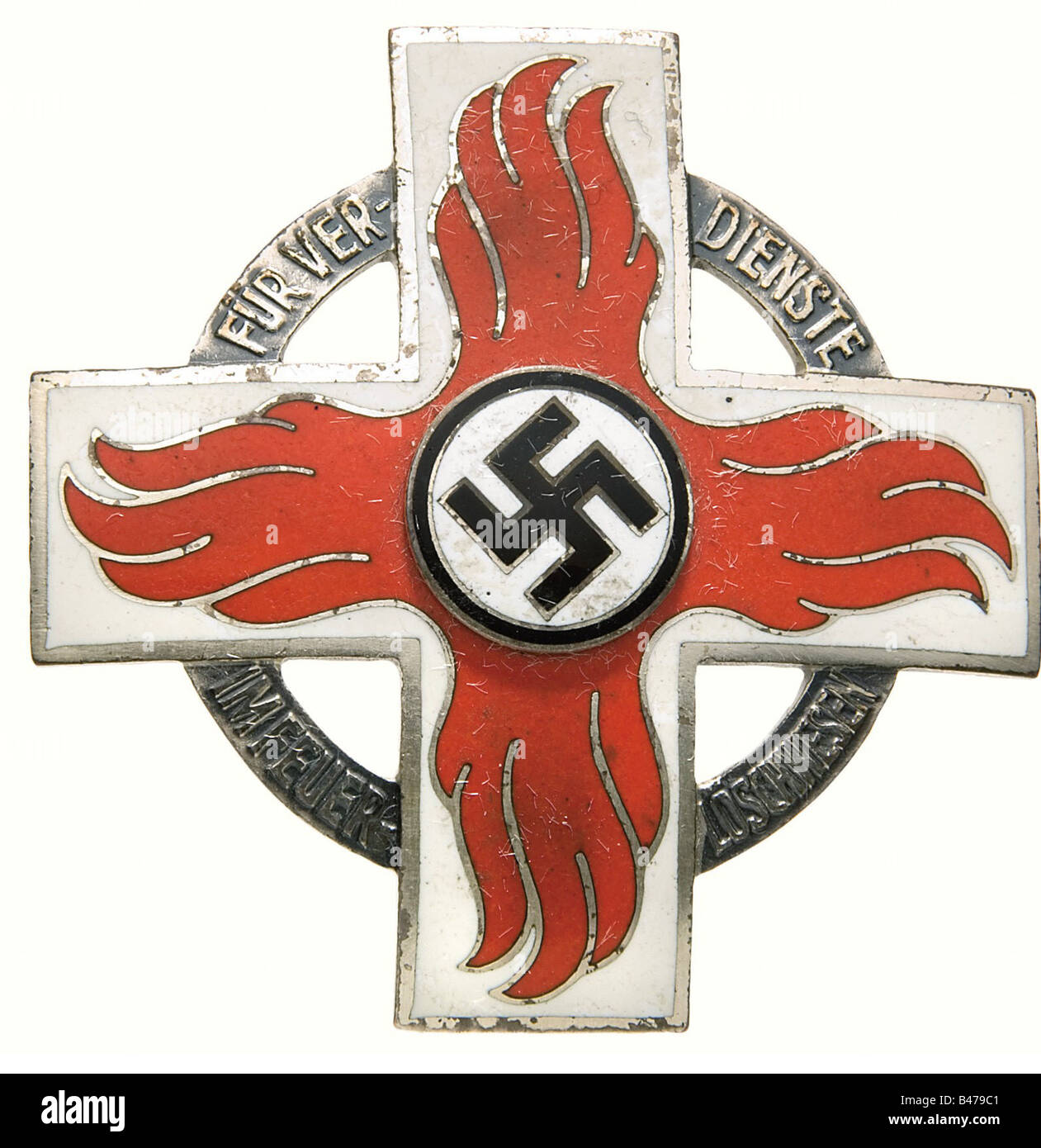 Un distintivo Fire Brigade Honor Badge 1st Classe., croce Con punta Leggermente bombata con ago a vita, metallo non ferroso, smaltato e argentato, in una finta pelle marrone (nastro di fissaggio strappato). Diametro 58 mm. Incluso è il grande documento premio (danneggiato) a SS-Obergruppenführer agosto Heißmeyer del 20 aprile 1937 con sigillo cieco-timbrato e facsimile(?) firma Himmler. August Heißmeyer, nato l'11 gennaio 1897, è stato un tenente nel 1916, membro del corpo libero 1919, comandante SA nel Göttingen 1925, che recitava galleiter di Hannover nel 1928 e SS-Sturmführer nel 1931. In, Foto Stock