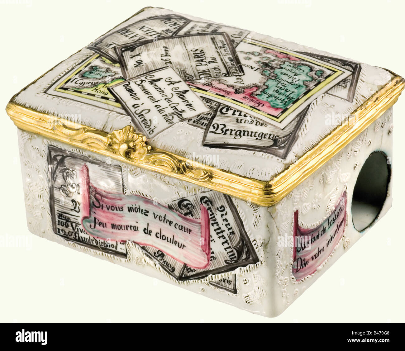 Una tabacchiera smaltata, tedesco o francese, circa 1750. Contenitore rettangolare di rame smaltato con leggermente curvata, coperchio incernierato. Fire fissaggi dorato. Ogni lato dispone di trompe l'oeil con carte, la piastra di rame di script e lettere di amore nella lingua francese, circondato da rocaille e ornamenti floreali in leggero rilievo. Vi è una signora il ritratto sul lato interno del coperchio. Su ogni lato è presente una ca. 22 mm rotondo apertura per la mancanza di un inset(?). Dimensioni 5 x 8,5 x 6,5 cm. belle arti, XVIII secolo, artigianato, artigianato, craft, oggetto, gli oggetti, artista del diritto d'autore non deve essere cancellata Foto Stock