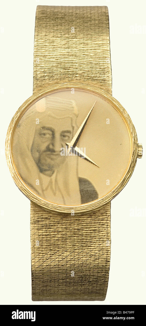 King Faisal Ibn Abdul Aziz al-Saud (1906 - 1975)., un orologio da polso di presentazione d'oro, Ginevra, circa 1970. Orologio automatico Chopard con cinturino da polso in vetro zaffiro e dorato. Il quadrante d'oro reca il di re Faisal. Un marchio d'oro da 750 stampigliato sulla chiusura. I lavori sono intatti. Lunghezza 20 cm. Peso 93,5 grammi. Storico, storico, persone, 1960s, 1970s, 20th secolo, Impero Ottomano, oggetto, oggetti, alambicchi, clippings, taglio, taglio, taglio, orologio, orologi, orologio, orologi, orologi, orologio, Foto Stock