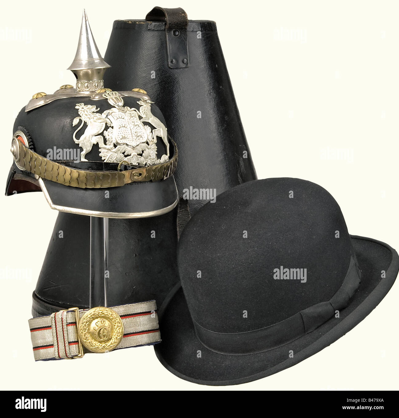 Casco, cintura e cappello da cintura, per un capitano del Reggimento  Grenadier Regina Olga (1st Württemberg), n° 119 Stoccarda. Casco ufficiale,  con teschio in pelle nera, supporti in argento, base a croce