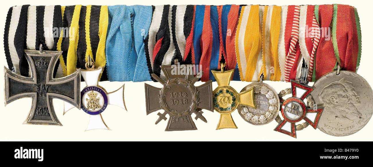 Una chiusura a sette ordini, reggimento Grenadier Regina Olga (1st Württemberg) Nr. 119 Stoccarda chiusura a sette ordini (sei presenti, uno mancante): Croce di ferro 2nd Classe del 1914 (OEK 1909). Ordine del Merit militare, Croce del Cavaliere 1914 - 18, argento, dorato e smaltato, anello di medaglione inverso e braccio trasversale sinistro con piccole scaglie di smalto (OEK 2967), nastro blu con medaglia mancante. Croce D'Onore per i combattenti anteriori (OEK 3803). Premio D'Onore di classe 1st per 25 Anni di servizio per Officers e Enlisted Men, bronzo dorato (OEK 3089). Prussia, Premio del merito per il salvataggio, , Foto Stock