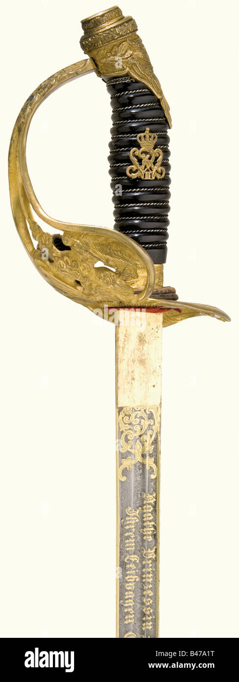 Principessa Agatha di Prussia (1888 - 1960), una spada Dritta del ufficiale di fanteria del 1889 modello mmodel di acciaio annaffiato con doppi fuller, incisa e dorata. Dedica iscrizione sul lato obverso, 'Agathe Prinzessin Friedrich Wilhelm von Preussen Ihrem Leibpagen Eberhard von Komeyer. 1910 - 1911' (Agatha Principessa Friedrich Wilhelm di Prussia alla sua pagina Eberhard von Komeyer. 1910 - 1911) tra i tendrili. Trofeo bundle sul lato opposto. L'iscrizione del costruttore, 'F. Damaschke Hoflieferant Berlin' (F. Damaschke Court Purveyor Berlin) sul retro della pala. G, Foto Stock