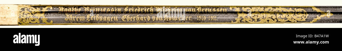 Principessa Agatha di Prussia (1888 - 1960), una spada Dritta del ufficiale di fanteria del 1889 modello mmodel di acciaio annaffiato con doppi fuller, incisa e dorata. Dedica iscrizione sul lato obverso, 'Agathe Prinzessin Friedrich Wilhelm von Preussen Ihrem Leibpagen Eberhard von Komeyer. 1910 - 1911' (Agatha Principessa Friedrich Wilhelm di Prussia alla sua pagina Eberhard von Komeyer. 1910 - 1911) tra i tendrili. Trofeo bundle sul lato opposto. L'iscrizione del costruttore, 'F. Damaschke Hoflieferant Berlin' (F. Damaschke Court Purveyor Berlin) sul retro della pala. G, Foto Stock