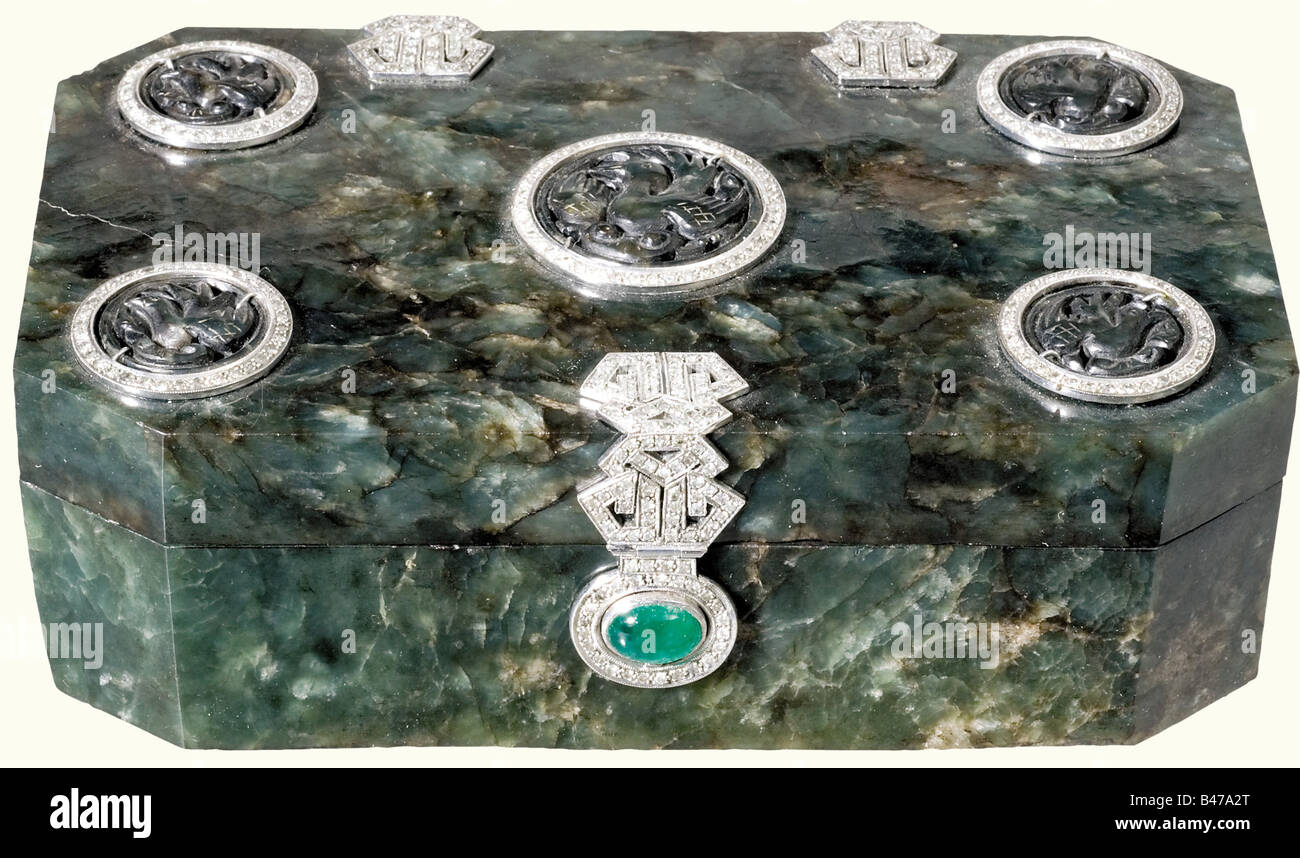 Un casket jadeite jeweled, Cina, 18th/19th secolo con un ambiente art-deco da circa 1920 UN scrigno quadrato con angoli smussati di jadeite nero-verde con cinque rappresentazioni di lavoro aperte di uccelli scolpiti in rilievo sul coperchio. Le cerniere, il gancio e cinque anelli decorativi in oro bianco sono riccamente incastonati con diamanti taglio vecchio. C'è un cabochon smeraldo ovale sulla cattura. Dimensioni 14,6 x 8,7 x 4,8 cm. Peso 572 grammi. Storico, storico, 1920s, 20th secolo, artigianato, artigianato, artigianato, oggetti, oggetti, alambicchi, clippings, taglio, taglio, taglio, taglio, pinna, Foto Stock