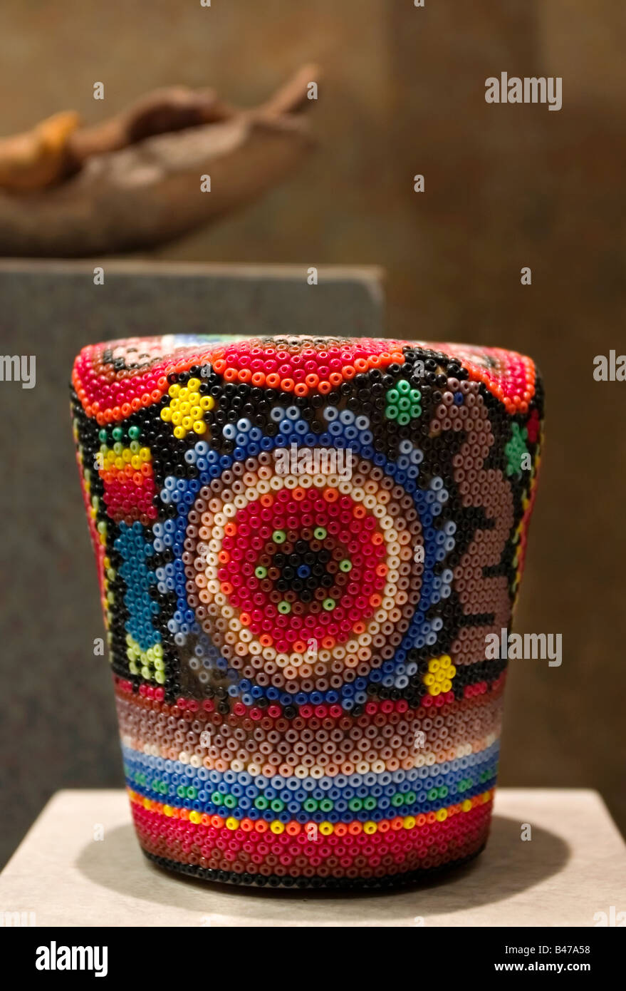 Rappresentazione a perline di peyote dagli indiani Huichol del Messico centrale che ritengono sacro peyote, Museo Nazionale di Antropologia di Città del Messico. Foto Stock