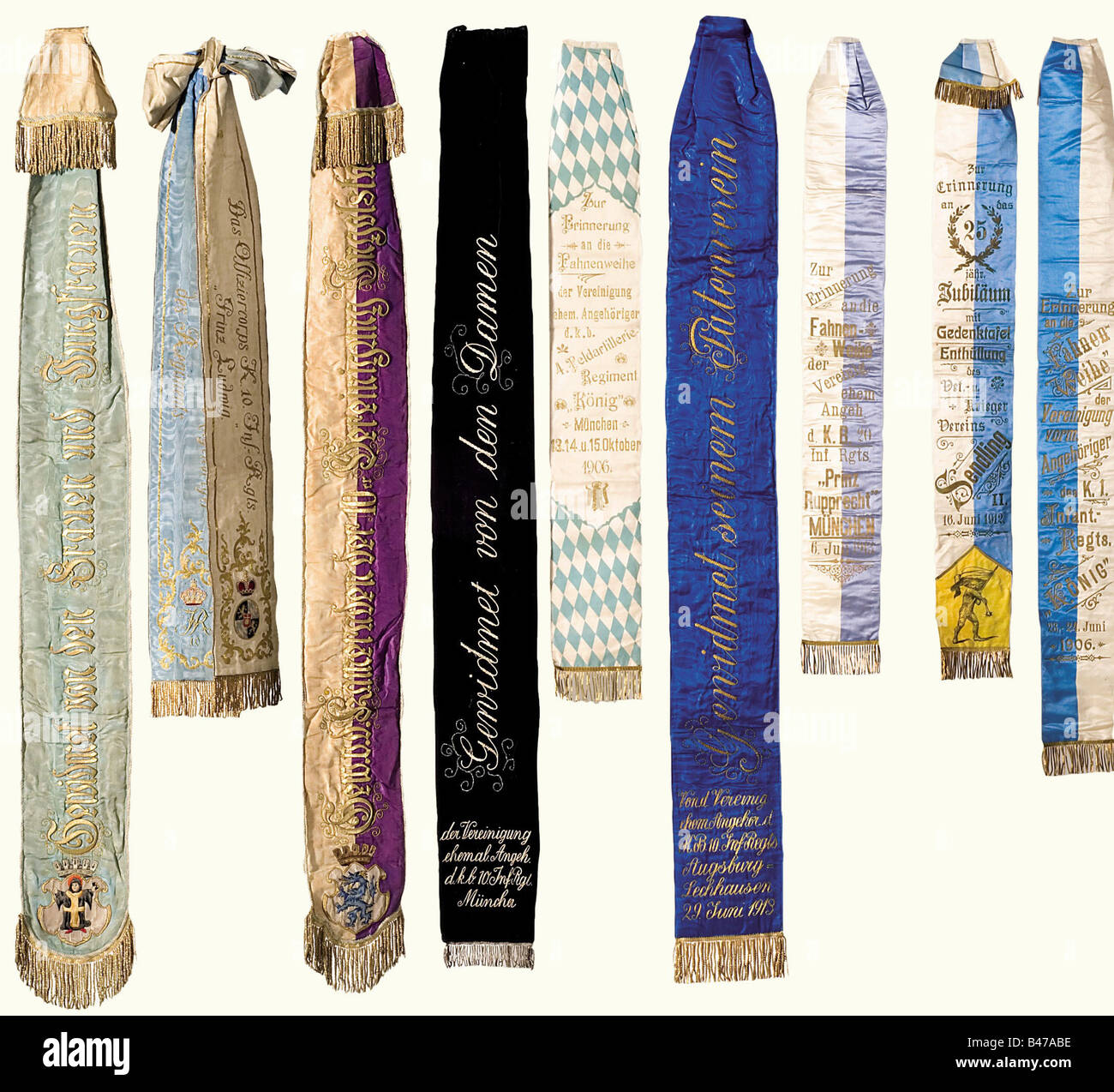 10th Reggimento di fanteria Prinz Ludwig - un colore reservista, per l'Associazione dei Veterani di Monaco il fronte è di seta ricamata bianca con lo stemma bavarese al centro, con 'IT Gott für König und Vaterland' (con Dio per Re e Patria) sopra di esso e il motto, 'In Treue fest' (Azienda di fedeltà), sotto di esso, circondato da onori di battaglia dalla guerra franco-prussiana del 1870/71 e l'anno della costituzione del reggimento, '1682'. Il rovescio è di seta ricamata blu e reca lo stemma di Monaco e Ingolstadt e l'iscrizione 'ü, Foto Stock