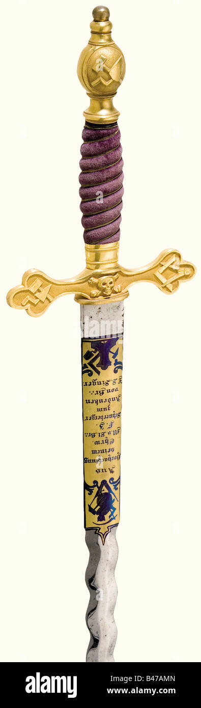 Una magnifica spada masonica inseguita, tedesca, fine del 19th secolo una lama con bordi ondulati e punta smussata. Entrambi i lati del ricasso sono alla brace e portano un cartouche dorato con una dedica di presentazione, 'Aus Hochachtung seinem Ehrw. M.v.St. Br. F.J.. SCHNEEBERGER zum Andenken von Fr.: D.S. Cantante' (Rispetto al suo onorevole M.v.St. BR.: F.J. SCHNEEBERGER in memoria di Fr.: D.S. Cantante). Il lato opposto reca simboli massonici, come la stella di Davide con 'G' al centro, il cerchio, pugnale, il cazzuola, libro o scithe. Dorato e parzialmente lucido, Foto Stock