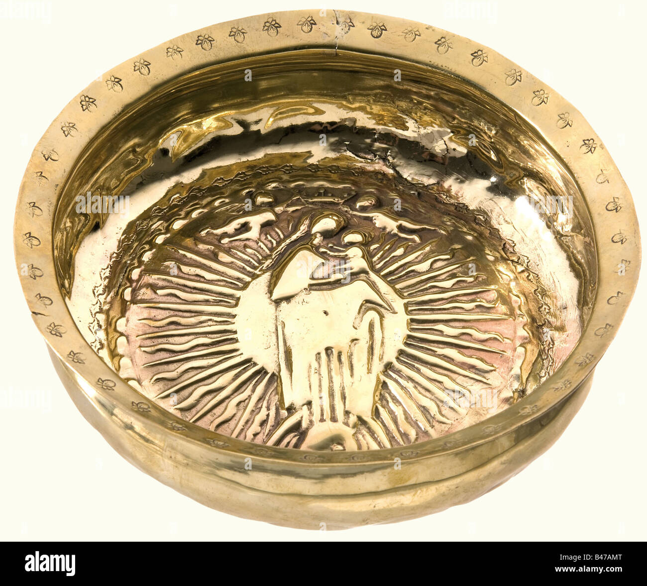 Un profondo Piatto per elemosine, Tedesco, presumibilmente Norimberga, circa 1530 una profonda terrina di ottone sbalzato con uno stretto bordo. Vi è una mezzaluna Madonna in uno squarcio sul fondo, con due angeli che reggono una corona sulla sua testa, circondato da un verdeggiante inseguito fregio. Confine ha inseguito decorazione foglia. Vi è un intervento di riparazione sul bordo. Diversi interventi sul fondo, alcuni sostenuta con metallo di foglio. Diametro 22 cm. belle arti, persone del XVI secolo, artigianato, artigianato, craft, oggetto, gli oggetti alambicchi, clipping, clippings, tagliate, cut-out, cut-outs, vaso, navi, artista del diritto d'autore non deve essere cancellata Foto Stock