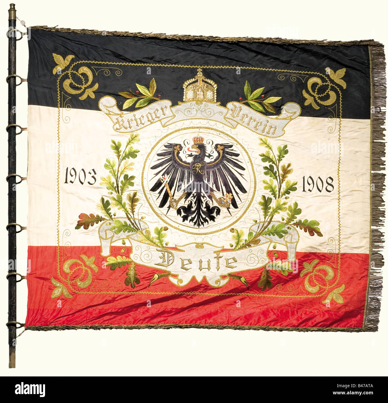 Un banner, per la Deute War Veterans Association, intorno al 1908 UN banner in seta riccamente decorato su entrambi i lati con ricamo in pizzo. La facciata è di seta bianca, di colore naturale, con al centro una raffigurazione della Germania, realizzata in ricamo di seta colorata con mazzi di trofei e scudo nero-bianco-rosso. Circondato dalle iscrizioni dorate ricamate 'IT Gott für König und Vaterland' (Con Dio per il Re e la Patria) e '1903 - 1908'. Il lato opposto è di seta bianco-nera con l'aquila imperiale ricamata al centro e l'iscrizione, Krieger-Verei, Foto Stock