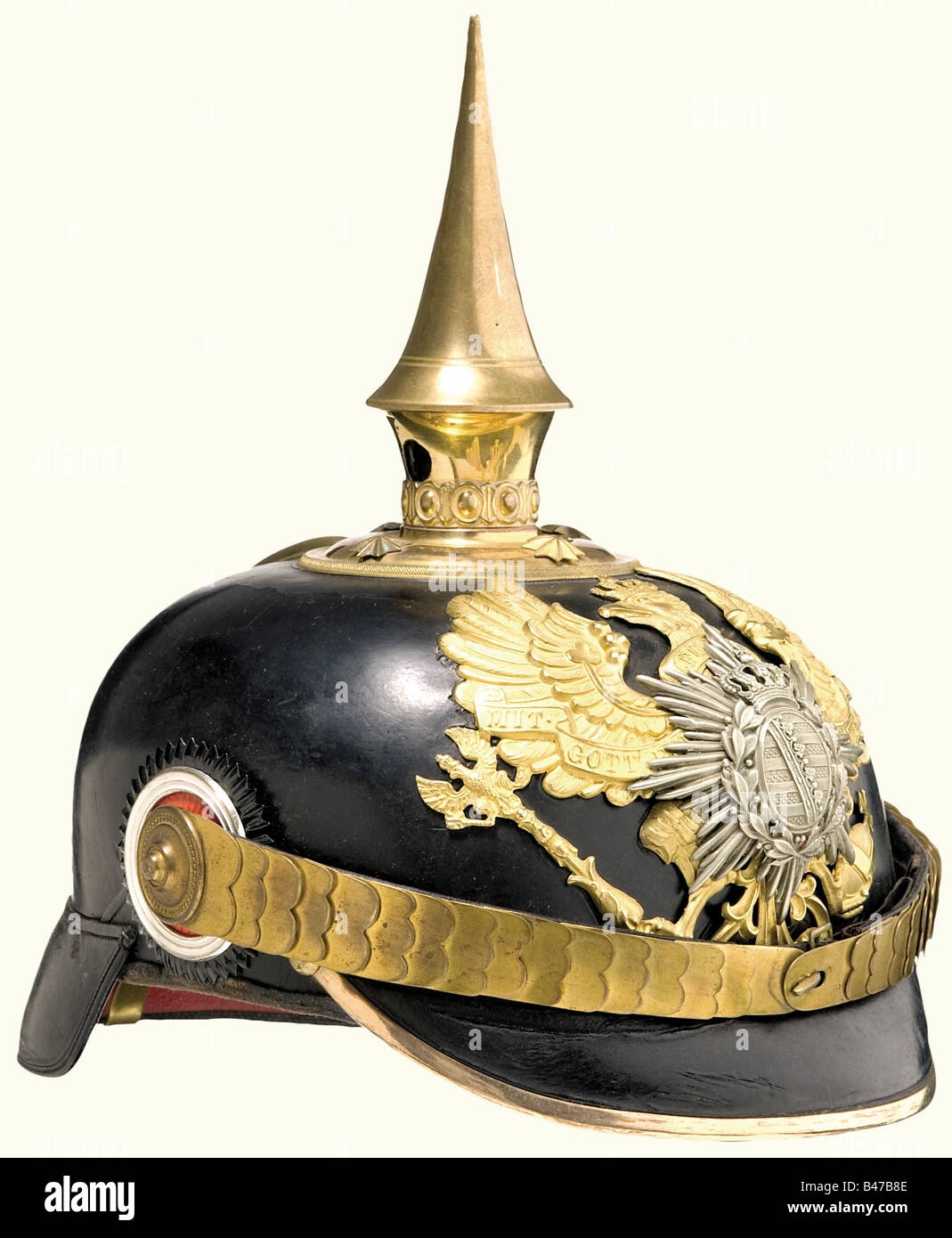 Casco in pelle modello 91, per ufficiali del Reggimento di fanteria Großherzog von Sachsen (5th Turingia) No. 94 cranio in pelle laccata nera con finitura dorata su orlo, punta e calzari metallici su perni rosette. Piastra dorata con onlay in argento (riaffastata con punti di saldatura). Scarafaggi degli ufficiali. Fascia in pelle. Fodera in seta bianca. Etichetta della corte purveyor Bock a Berlino. Storico, storico, 19th secolo, Sassonia, Sassonia, Sassonia, Sassonia, Sassonia, tedesca, Germania, militaria, armamento, armi, armi, arma, braccio, oggetto, oggetti, alambicchi, clippings, cut out, Foto Stock