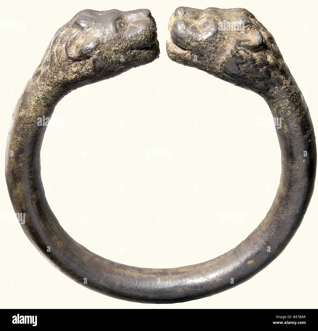 Un ordine romano (coppie), Europa centrale, 1st secolo d.C. Anello di luce Lavorato Cavo di diversi segmenti forgiati e saldati. Le estremità sono sagomate come teste di leoni in rilievo. Pulizia della scoperta degli scavi con patina verdognola-nera e resti delle incrostazioni degli scavi. Larghezza 12,6 cm. In aggiunta ad una custodia di legno su misura. Dimensioni 44 x 32 x 12 cm. In allegato è inclusa una documentazione fotografica e radiografica completa, che include una valutazione del materiale e della produzione di Thorsten Krauss a Monaco per il 26 marzo 1996. Insieme a phalerae, Roman t, Foto Stock